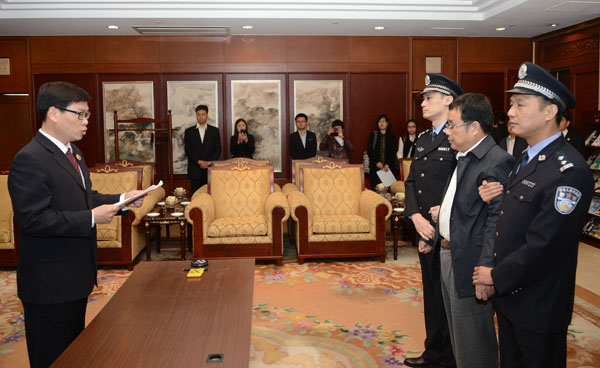 潛逃新加坡4年之久的江西省鄱陽縣財政局經(jīng)濟建設(shè)股原股長李華波被遣返回國