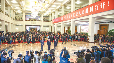 　　24日，中國共產(chǎn)黨第十九次全國代表大會閉幕會舉行。圖為閉幕會后，魏秋月、孟廣祿、薛晨陽代表（自左至右）在接受采訪。
