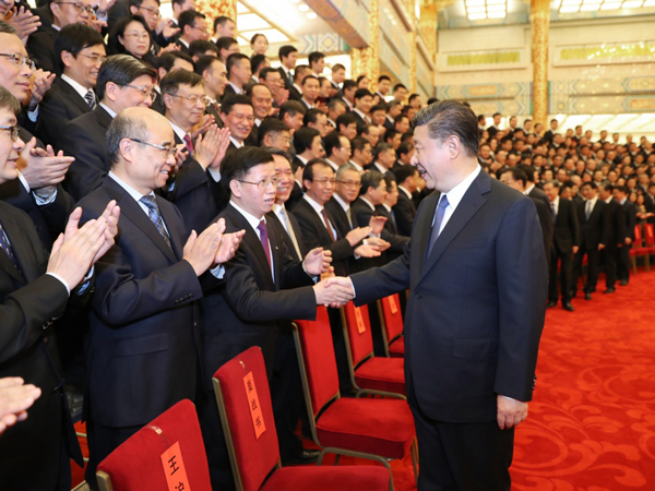 2月20日，黨和國家領導人習近平、李克強、栗戰(zhàn)書、汪洋、王滬寧、趙樂際、韓正等在北京人民大會堂會見探月工程嫦娥四號任務參研參試人員代表。（新華社記者 鞠鵬 攝）