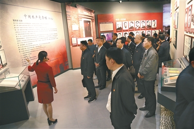 圖為中國共產(chǎn)黨紀律建設(shè)歷史陳列館開館當(dāng)日參觀現(xiàn)場。張易博 攝