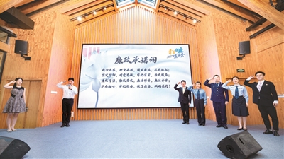 浙江省杭州市蕭山區(qū)組織機關(guān)年輕干部成立青春倡廉宣講團，在全區(qū)范圍內(nèi)開展評廉倡廉踐廉活動，在廣大年輕干部中發(fā)出清廉聲音，幫助年輕干部扣好人生“第一?？圩印?。圖為青春倡廉團成員代表宣讀“廉政承諾詞”。 攝影/傅春江（浙江省杭州市蕭山區(qū)紀委監(jiān)委干部）