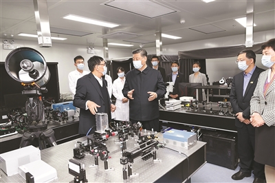 4月19日，在清華大學(xué)建校110周年校慶日即將來(lái)臨之際，中共中央總書(shū)記、國(guó)家主席、中央軍委主席習(xí)近平來(lái)到清華大學(xué)考察。這是習(xí)近平在清華大學(xué)成像與智能技術(shù)實(shí)驗(yàn)室同師生們親切交談。 新華社記者 黃敬文 攝