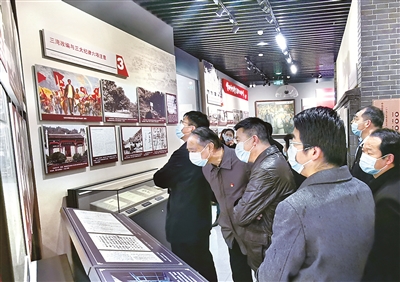 湖北省武漢市武昌區(qū)紀(jì)委監(jiān)委近日組織黨員干部到中國共產(chǎn)黨紀(jì)律建設(shè)歷史陳列館開展黨史學(xué)習(xí)教育活動。圖為該區(qū)黨員干部觀看“三灣改編與三大紀(jì)律六項注意”展品。李國濤 攝