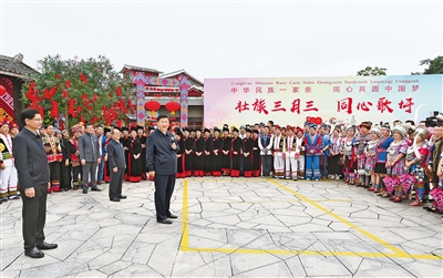 4月25日至27日，中共中央總書記、國家主席、中央軍委主席習(xí)近平在廣西考察。這是27日上午，習(xí)近平在南寧市廣西民族博物館外，同參加三月三“歌圩節(jié)”民族文化活動的各族群眾親切交流。  新華社記者 謝環(huán)馳 攝
