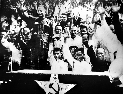圖②：1925年6月，為了支援上海人民五卅反帝愛國運(yùn)動，廣州和香港爆發(fā)了由共產(chǎn)黨人領(lǐng)導(dǎo)的省港大罷工。圖為省港大罷工工人代表大會一致通過決議案的情形。 （圖片來源：人民視覺）