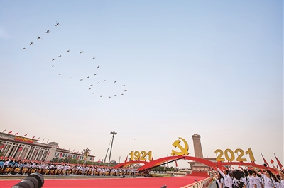 2021年7月1日，慶祝中國共產(chǎn)黨成立100周年大會在北京天安門廣場隆重舉行?？罩刑蓐狅w行表演拉開慶祝大會序幕。 （圖片來源：人民視覺）