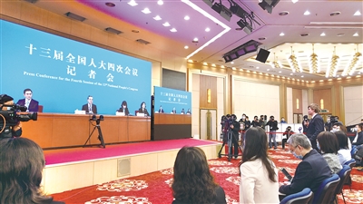 3月7日下午，十三屆全國人大四次會議舉行記者會，國務委員兼外交部長王毅就“中國外交政策和對外關系”相關問題回答中外記者提問。圖為記者在位于梅地亞新聞中心的分會場提問。本報記者 瞿芃 攝