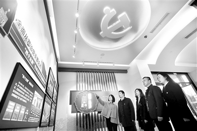 近日，江蘇省揚(yáng)州市邗江區(qū)紀(jì)委監(jiān)委機(jī)關(guān)黨委開展“學(xué)黨史、頌黨恩、跟黨走”主題黨日活動，組織全體黨員參觀紅色教育基地，重溫黨的光輝歷程。  方雪 攝