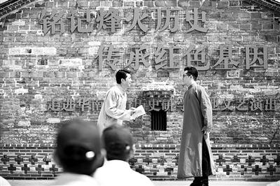 奮進(jìn)新時(shí)代、開啟新征程，要傳承好紅色基因，以優(yōu)良作風(fēng)保障“十四五”開好局、起好步。圖為近日，廣東省韶關(guān)市舉辦“銘記烽火歷史、傳承紅色基因”系列活動(dòng)，用黨的光榮傳統(tǒng)和優(yōu)良作風(fēng)堅(jiān)定信念、凝聚力量。（圖片來源：人民視覺）