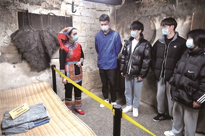 圖為游客在湖南省汝城縣沙洲瑤族村“半條被子”故事發(fā)生地舊址參觀。新華社記者 陳澤國(guó) 攝