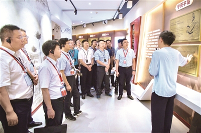 湖北省秭歸縣以屈原廉潔思想為依托，組織新提拔領(lǐng)導(dǎo)干部及家屬開展家庭助廉活動(dòng)，教育引導(dǎo)黨員領(lǐng)導(dǎo)干部和家屬崇尚清廉家風(fēng)。圖為該縣紀(jì)委監(jiān)委組織黨員干部走進(jìn)屈原廉政教育基地，感受屈原廉潔家風(fēng)。  攝影/鄭玉涵（秭歸縣紀(jì)委監(jiān)委干部）