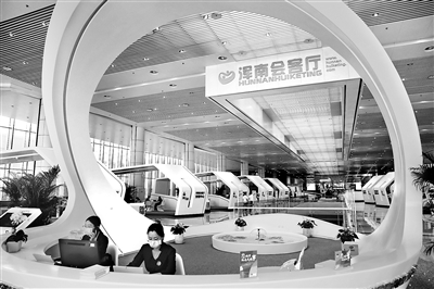 近年來(lái)，中國(guó)高水平對(duì)外開(kāi)放跑出加速度。全國(guó)設(shè)立的21個(gè)自由貿(mào)易試驗(yàn)區(qū)，使改革開(kāi)放試驗(yàn)田的作用得到充分顯現(xiàn)。自貿(mào)試驗(yàn)區(qū)向全國(guó)或特定區(qū)域復(fù)制推廣了制度創(chuàng)新成果，為中國(guó)經(jīng)濟(jì)發(fā)展注入更強(qiáng)動(dòng)力。圖為遼寧自貿(mào)區(qū)沈陽(yáng)片區(qū)“渾南會(huì)客廳”內(nèi)景。 新華社記者 楊青 攝